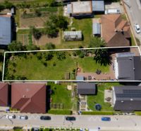 Predaj RD s pozemkom 1008 m2, Trenčín - Istebník - Letecký pohľad na záhradu a rodinný dom na Jahodovej ulici v Trenčíne.