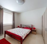 Na predaj zariadený 3izbový bungalov v obci Radimov - Spálňa v rodinnom dome s posteľou, šatníkom a nočnými stolíkmi.