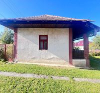 Na predaj 2 domy, ovocný raj a pokojné bývanie - Žirany D339ZL - Rodinný dom v Žiranoch, okres Nitra, Nitriansky kraj, Slovensko, obklopený zeleným trávnikom.