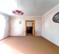 Na predaj 2 domy, ovocný raj a pokojné bývanie - Žirany D339ZL - Miestnosť v rodinnom dome s dekorovaným lusterom a kvetinovým vzorom na stene.