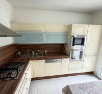 Prenájom pekný 4 izbový byt, Wolkrova ulica, Bratislava V. Petržalka - Kuchyňa v 4-izbovom byte s bielymi dlaždicami a linkou s dreveným dekorom.