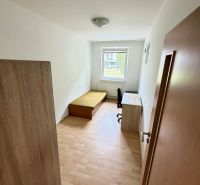 Prenájom pekný 4 izbový byt, Wolkrova ulica, Bratislava V. Petržalka - Jedno zo zariadených izieb v 4-izbovom byte s podlahou s dreveným dekorom.