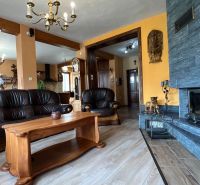 Na predaj penzion  – Štôla, Vysoké Tatry O560ZL - Kožená sedacia súprava a krb, podlaha s dreveným dekorom, elegantný interiér vily.