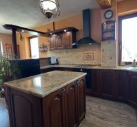 Na predaj penzion  – Štôla, Vysoké Tatry O560ZL - Kuchyňa vily s dreveným ladením, podlaha s dreveným dekorom, prostorné okná.