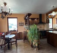 Na predaj penzion  – Štôla, Vysoké Tatry O560ZL - Drevený nábytok v kuchyni s podlahou s dreveným dekorom a veľkým oknom.