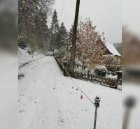 Exkluzívne na predaj, čarovný rodinný dom / chalupa v lone prírody - Zasnežená ulica v Horných Otrokovciach s rodinným domom a oplotením.