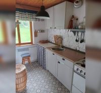 Exkluzívne na predaj, čarovný rodinný dom / chalupa v lone prírody - Kompaktná kuchyňa v rodinnom dome s retro dekorom a dreveným stropom.