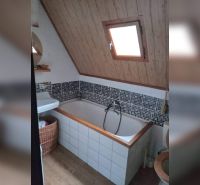 Exkluzívne na predaj, čarovný rodinný dom / chalupa v lone prírody - Kúpeľňa s vaňou a šikmým stropom, drevený dekor, mozaikový obklad, okno.