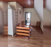 Exkluzívne na predaj, čarovný rodinný dom / chalupa v lone prírody - Podkrovná izba s podlahou s dreveným dekorom v rodinnom dome.