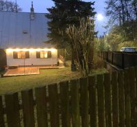 Exkluzívne na predaj, čarovný rodinný dom / chalupa v lone prírody - Rodinný dom v Horných Otrokovciach na ulici Horné Otrokovce s osvetlenou terasou a bránou.