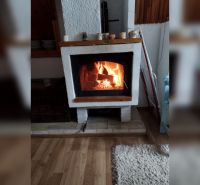 Exkluzívne na predaj, čarovný rodinný dom / chalupa v lone prírody - V rodinnom dome sa nachádza krb na podlahe s dreveným dekorom.