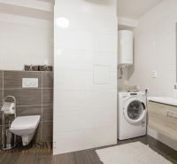PRIESTRANNÝ 3 IZBOVÝ BYT S TERASOU | DONOVALY  - Kúpeľňa v 3-izbovom byte; zahŕňa bidet, toaletu, umývadlo a práčku.