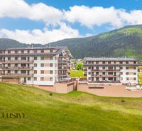PRIESTRANNÝ 3 IZBOVÝ BYT S TERASOU | DONOVALY  - Budovy na panoramatickej ulici v Donovaloch, vhodné pre 3-izbový byt uprostred prírody.