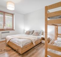 PRIESTRANNÝ 3 IZBOVÝ BYT S TERASOU | DONOVALY  - Svetlá spálňa v 3-izbovom byte s manželskou posteľou a poschodovou posteľou.