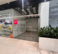 Na prenájom obchodný priestor 16,35m2 - Banská Bystrica/centrum NO099Z - Sklenená fasáda obchodného priestoru v nákupnom centre s oznamom o prerábke.