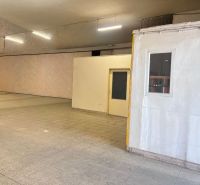 Na prenájom sklad 1474 m² s nakladacími rampami  - Banská Bystrica - Priestor Sklady a haly s dlažbou a bielymi stenami, ideálny na uskladnenie.