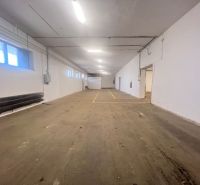 Na prenájom sklad 1474 m² s nakladacími rampami  - Banská Bystrica - Interiér skladu s betónovou podlahou a bielymi stenami, žiarivkové osvetlenie.