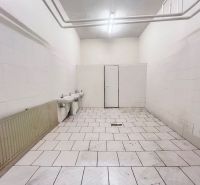 Na prenájom sklad 1474 m² s nakladacími rampami  - Banská Bystrica - Interiér skladov a hál s bielymi stenami, dvoma umývadlami a kachličkovou podlahou.