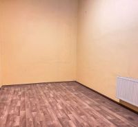 Na prenájom sklad 1474 m² s nakladacími rampami  - Banská Bystrica - Miestnosť s podlahou s dreveným dekorom, žltými stenami a radiátorom v Sklady a haly.