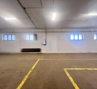 Na prenájom sklad 1474 m² s nakladacími rampami  - Banská Bystrica - Prázdna hala s oknami a označením na podlahe. Sklady a haly.