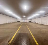 Na prenájom sklad 1474 m² s nakladacími rampami  - Banská Bystrica - Široký interiér skladu s osvetlením a značenou podlahou v priestore Sklady a haly.