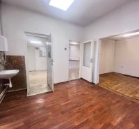 Na prenájom sklad 1474 m² s nakladacími rampami  - Banská Bystrica - Interiér skladu a haly s podlahou s dreveným dekorom a umývadlom na stene.