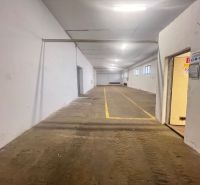 Na prenájom sklad 1474 m² s nakladacími rampami  - Banská Bystrica - Interiér Sklady a haly so žltými čiarami na podlahe, biele steny, úsporné osvetlenie.