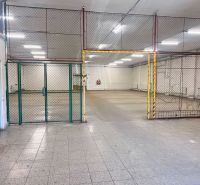 Na prenájom sklad 1474 m² s nakladacími rampami  - Banská Bystrica - Interiér skladov a hál s dlažbou a kovovým oplotením.