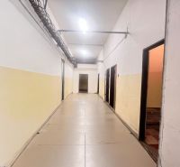 Na prenájom sklad 1474 m² s nakladacími rampami  - Banská Bystrica - Chodba v Sklady a haly s jednoduchými stenami a otvorenými dverami.