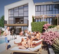 SPILL Apartments Šírava - Predaj apartmánov pri Zemplínskej Šírave - Exteriér rekreačného apartmánu v Zemplínskej Šírave s ľuďmi pri bazéne a záhradou.