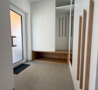 Na predaj: Nadštandardný 3-izbový rod. dom v Piešťanoch- Orviský kút - Vstupná hala v rodinnom dome so zrkadlom, úložným priestorom a svetlými dlaždicami.