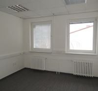 Prenájom kancelárie Ružinov, Sabinovská ul., 33m2,43 m2  - Kancelárie s bielymi stenami, kobercom a dvomi oknami, radiátory pod oknami.