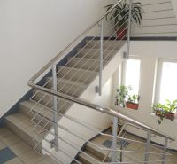 Prenájom kancelárie Ružinov, Sabinovská ul., 33m2,43 m2  - Schodisko v kancelárii s nerezovým zábradlím, kvetmi a veľkými oknami.