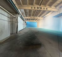 Na prenájom priestor 378 m² s vykurovaním — Banská Bystrica, Majer  - Výrobné priestory s betónovou podlahou a svetlými stenami, zosilnený strop.