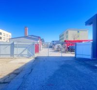 Na prenájom priestor 378 m² s vykurovaním — Banská Bystrica, Majer  - Výrobné priestory na Majerskej ceste v Banskej Bystrici s bránou a priemyselnými budovami.