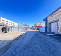 Na prenájom priestor 378 m² s vykurovaním — Banská Bystrica, Majer  - Výrobné priestory na Majerskej ceste v Majeri, Banská Bystrica, zachytávajú prázdny betónový dvor.