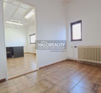 Predaj, kancelársky priestor 43m2 Senec, Kysucká ul.... - Kancelárie s dlaždicovou podlahou, radiátorom a prirodzeným svetlom.
