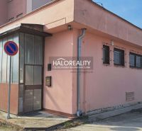 Predaj, kancelársky priestor 43m2 Senec, Kysucká ul.... - Exteriér budovy kancelárií v Senci s parkovacou zákazovou značkou a plechovými dverami.
