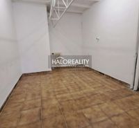 Predaj, kancelársky priestor 43m2 Senec, Kysucká ul.... - Interiér kancelárie s bielymi stenami a hnedou dlažbou.