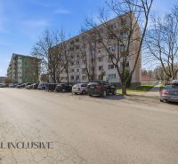 Na prenájom veľkometr. 1-izb. byt s loggiou, Šamorín - Ulica v Šamoríne s obytnými domami a parkoviskom pre 1-izbový byt.