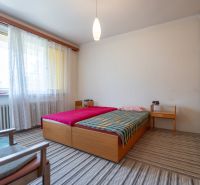 TOP LOKALITA - 3i 67m2 + loggia - Švermova Trenčín - Spálňa so svetlým kobercom a posteľou v 3-izbovom byte.