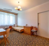 TOP LOKALITA - 3i 67m2 + loggia - Švermova Trenčín - Izba s kobercom, písacím stolom, posteľou a skrinkami v 3-izbovom byte.