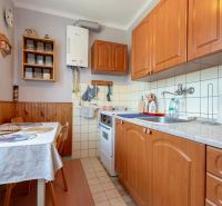 TOP LOKALITA - 3i 67m2 + loggia - Švermova Trenčín - Kuchyňa v 3-izbovom byte s drevenými skrinkami a jedálenským stolom.