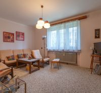 TOP LOKALITA - 3i 67m2 + loggia - Švermova Trenčín - Obývačka v 3-izbovom byte s klasickým nábytkom a kobercom, svetlé steny.