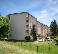 TOP LOKALITA - 3i 67m2 + loggia - Švermova Trenčín - Bytové domy na ulici Švermova v Trenčíne s okolitou zeleňou a zaparkovanými autami.