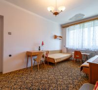 TOP LOKALITA - 3i 67m2 + loggia - Švermova Trenčín - Izba v 3-izbovom byte s kobercom, nábytkom a veľkým oknom.