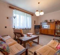TOP LOKALITA - 3i 67m2 + loggia - Švermova Trenčín - Obývacia izba v 3-izbovom byte s retro nábytkom, pohovkou a knižnicou.