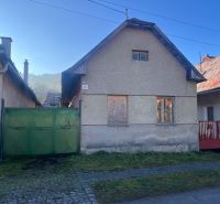 Na predaj rodinný dom - Ľubietová, Hrnčiarska ulica D600ZL - Rodinný dom na Hrnčiarskej ulici v Ľubietovej, okres Banská Bystrica, potrebuje rekonštrukciu strechy.
