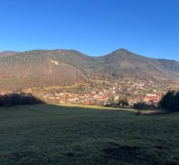 Na predaj rodinný dom - Ľubietová, Hrnčiarska ulica D600ZL - Krajina v obci Ľubietová obklopená horami, dedinská architektúra a pokojné prostredie.