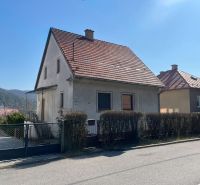 ROVINATÝ POZEMOK  S PRÍSTUPOM Z DVOCH STRÁN+ RODINNÝ DOM – B. Bystrica - Rodinný dom v Podháji s červenou strechou a záhradkou, okres Banská Bystrica.